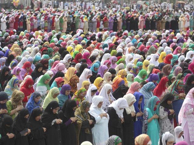 Everyone eagerly waits for azaan to feast on dates, pakoras and boiled grams to celebrate Eid. (Arijit Sen/ HT Photo)