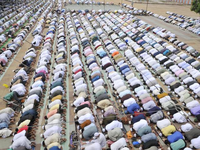 Muslims offerring last Friday Namaz at Tajul Masjid in Bhopal. (Praveen Bajpai/ HT Photo)