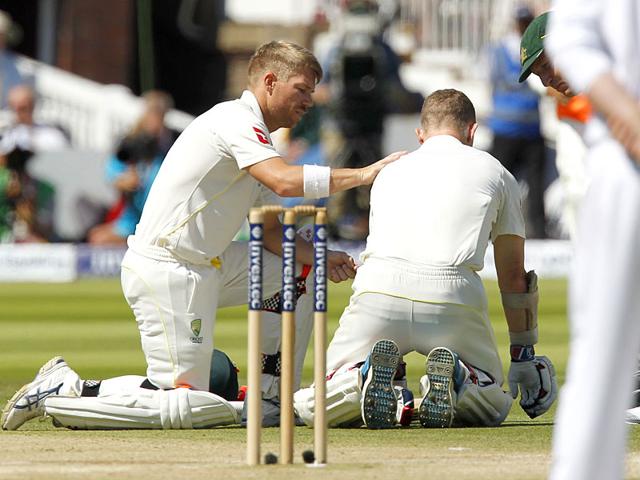 Australia’s Chris Rogers (R) is helped by Australia’s David Warner after appearing to suffer a dizzy spell on the fourth day of the second Ashes cricket test match between England and Australia at Lord's cricket ground in London. (AFP Photo)