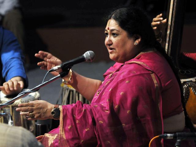 Renowned classical singer Shubha Mudgal performing at Bharat Bhavan during Uttar Pradesh Festival in Bhopal on Saturday. (Praveen Bajpai/HT photo)