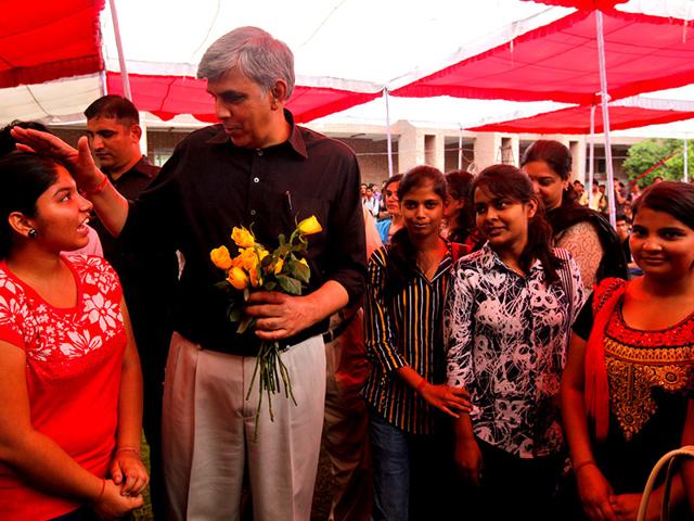 Delhi University vice-chancellor Dinesh Singh interacts with students on the first day of college at Ram Lal Anand College in north campus, New Delhi. (HT Photo/Arun Sharma)