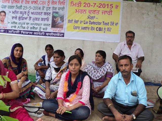 Neetu Kapoor (centre) , sister of Manoj Kapoor, has began an indefinite hunger strike. HT/Photo Neetu Kapoor (centre) , sister of Manoj Kapoor, has began an indefinite hunger strike. HT/Photo