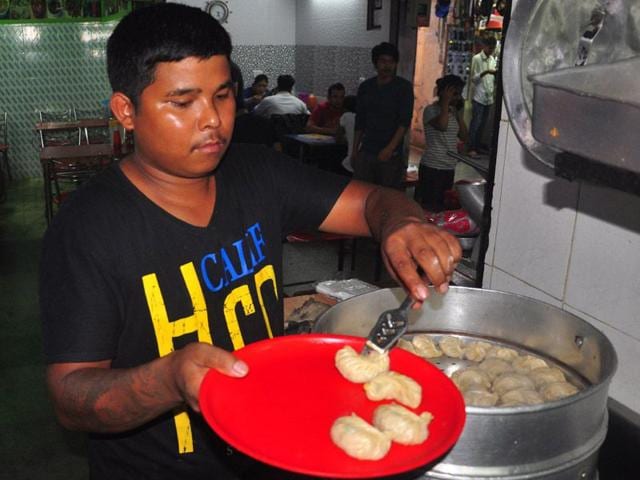 A momo vendor, Rajesh, at the Sector 15 market, Chandigarh. On an average, he says, he makes around Rs 9,000 to Rs 10,000 a month. (Karun Sharma/HT)