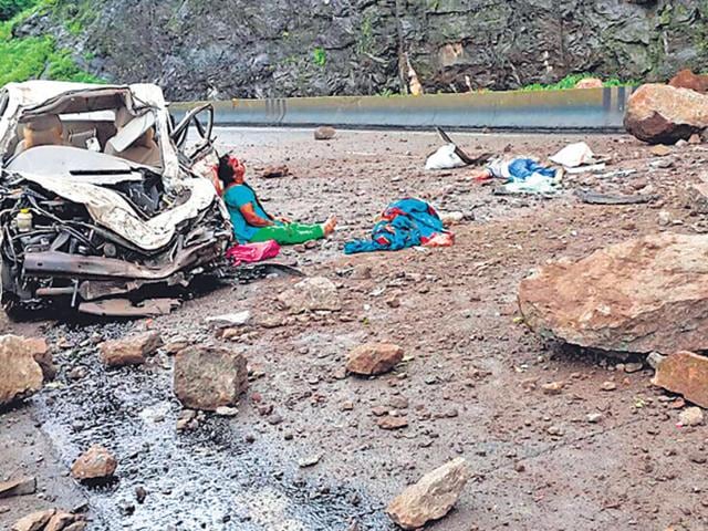 A victim near one of the crushed vehicles on the Mumbai-Pune expressway. (HT Photo) A victim near one of the crushed vehicles on the Mumbai-Pune expressway. (HT Photo)