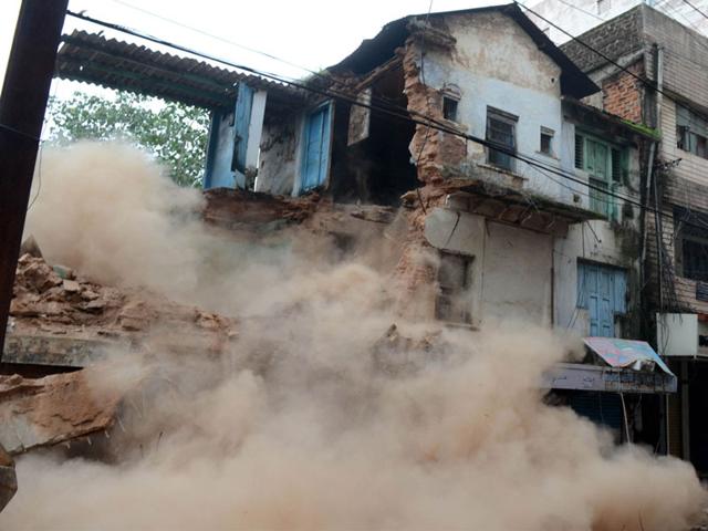 The Bhopal Municipal Corporation on Tuesday pulled down a century-old three-storied building on Marwadi road. (HT photo) The Bhopal Municipal Corporation on Tuesday pulled down a century-old three-storied building on Marwadi road. (HT photo)