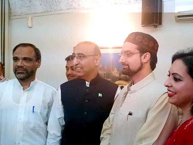 Moderate Hurriyat leader Mirwaiz Umar Farooq (3rd from right) attended the Eid Milan hosted by Pakistan High Commissioner Basit Umar (2nd from right) in New Delhi on July 21, 2015. (HT Photo)