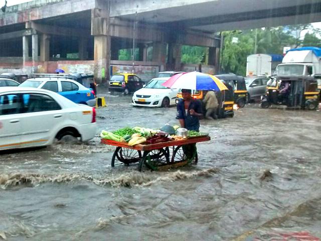Heavy rains led to waterlogging in Andheri (east), Mumbai. (Vijayanand Gupta/HT Photo) Heavy rains led to waterlogging in Andheri (east), Mumbai. (Vijayanand Gupta/HT Photo)