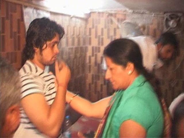 A video grab showing mayor Poonam Sharma catching hold of one of the gamblers, Rocky, who held her hand when she slapped him at the Sector 26 grain market on Tuesday night. HT Photo A video grab showing mayor Poonam Sharma catching hold of one of the gamblers, Rocky, who held her hand when she slapped him at the Sector 26 grain market on Tuesday night. HT Photo