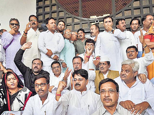 Opposition Congress MLAs stage a protest demanding the resignation of Madhya Pradesh CM Shivraj Singh Chouhan over the Vyapam scam at the state Assembly in Bhopal on Wednesday. (PTI)