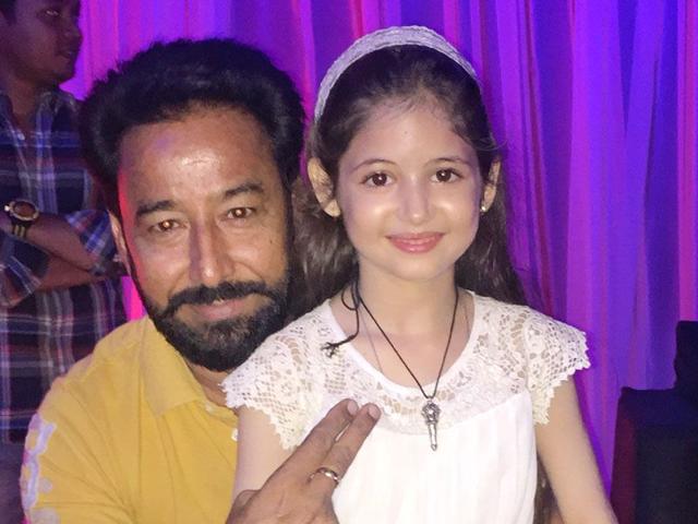 Punjabi theatre artist and Chandigarh-based line producer Darshan Aulakh with the child actor from Bajrangi Bhaijaan, Harshali Malhotra. (HT photo)