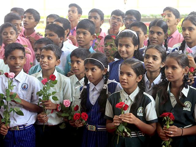 These school children visited Vidhan Bhavan to celebrate and wish Maharashtra CM Devendra Fadnavis on his birthday. (Kunal Patil/HT photo)