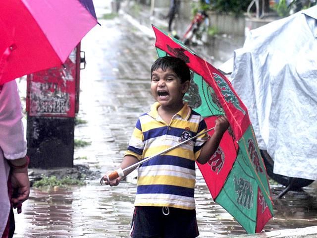 This child seems extremely excited about the rains. After a dry spell of almost three weeks, Mumbai received heavy showers. (Vidya Subramanian/HT photo)