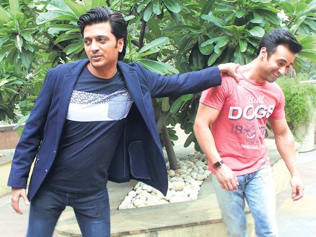 Riteish Deshmukh and Pulkit Samrat play along during an event in Juhu, Mumbai. (Photo: Shakti Yadav) Riteish Deshmukh and Pulkit Samrat play along during an event in Juhu, Mumbai. (Photo: Shakti Yadav)