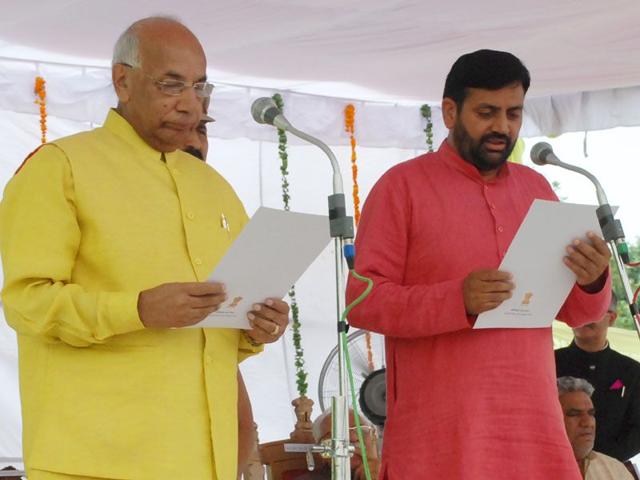 Haryana governor Kaptan Singh Solanki administering oath of affirmation and secrecy to Nayab Singh as minister of state at Haryana Raj Bhawan, Chandigarh on Thursday.
