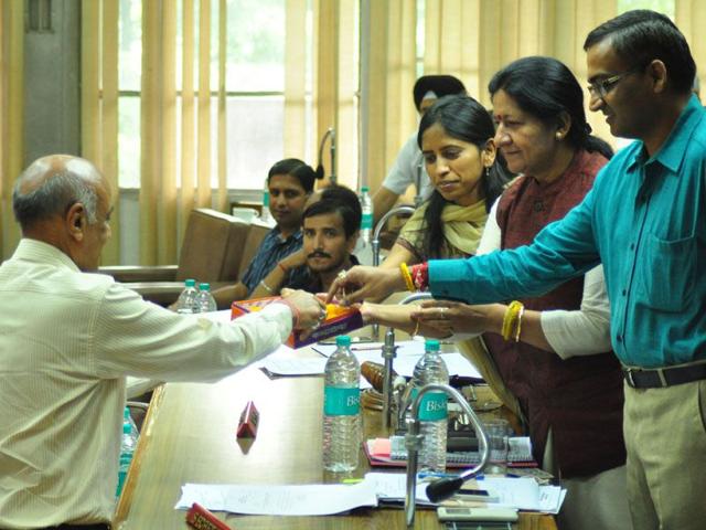 Mayor Poonam Sharma, commissioner Bhawna Garg and joint commissioner Rajiv Gupta offering sweets to nominated councillor Satpal Bansal on the latter’s birthday on Wednesday. (Karun Sharma/HT)