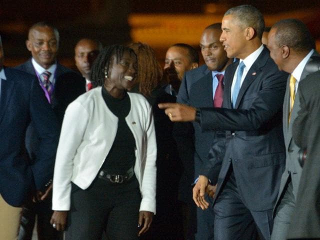 US President Barack Obama is greeted by his half-sister Auma as he walks with Kenyan President Uhuru Kenyatta upon arrival in Nairobi on July 24, 2015. Obama arrived in Africa on a five-day tour with stops in his father's homeland of Kenya, before traveling to Ethiopia. (AFP Photo)