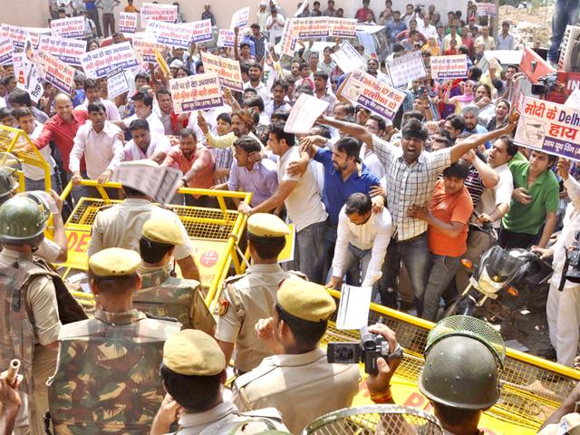 Aam Aadmi Party's youth wing workers protest outside Anand Parbat police station over Meenakshi murder case. (HT File Photo) Aam Aadmi Party's youth wing workers protest outside Anand Parbat police station over Meenakshi murder case. (HT File Photo)