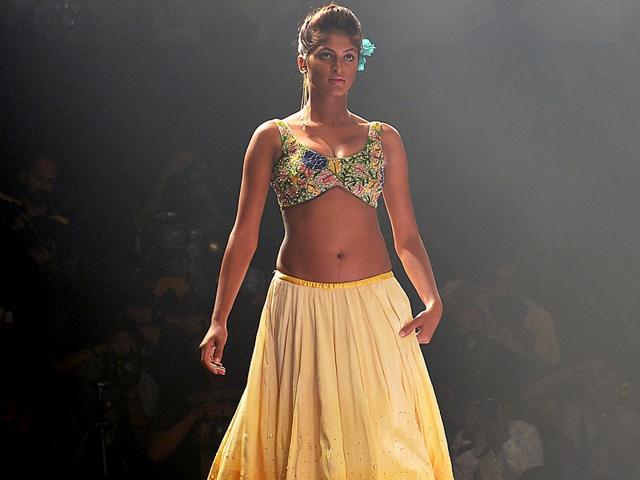 If you are not a fan of glitz, opt for mute hues with simple sequins and pair it with a heavy choli. Flaunt that sexy mid-riff with an extra short choli. (AFP Photo/ Manjunath Kiran) If you are not a fan of glitz, opt for mute hues with simple sequins and pair it with a heavy choli. Flaunt that sexy mid-riff with an extra short choli. (AFP Photo/ Manjunath Kiran)