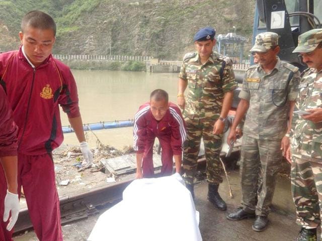 Body of a women recovered from Larji Dam on Saturday morning. Aqil Khan/HT Body of a women recovered from Larji Dam on Saturday morning. Aqil Khan/HT