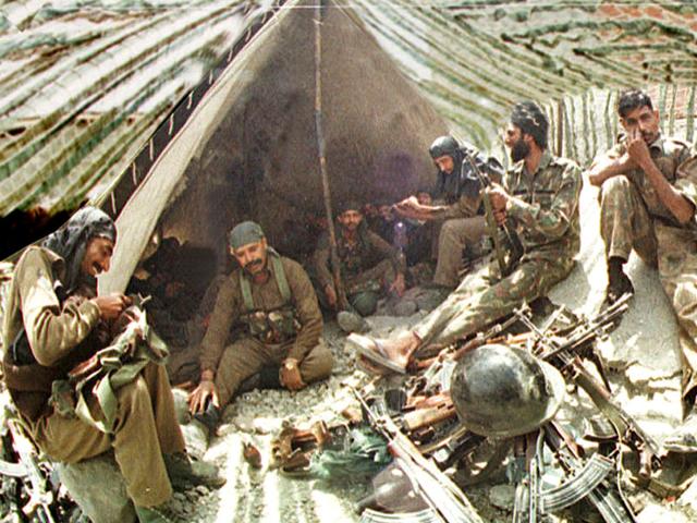 Jawans take a break before assulting in Mushok vally;Photo: Manish Swarup