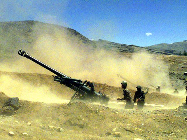 Indian Army seen doing counter attack against Pakistan 's air sheling in Kargil J&K. Photo : Pradeep Bhatia