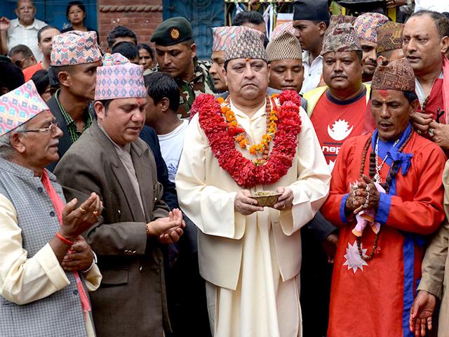 The former king of Nepal, Gyanendra Shah (C), offers prayers for the victims of the country's earthquake in Kathmandu. (AFP Photo)