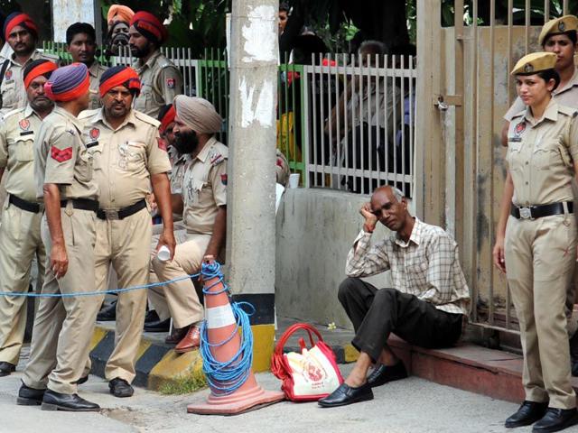 Police deployed at an AIPMT centre in Jalandhar on Saturday. (Pardeep Pandit/HT photo)