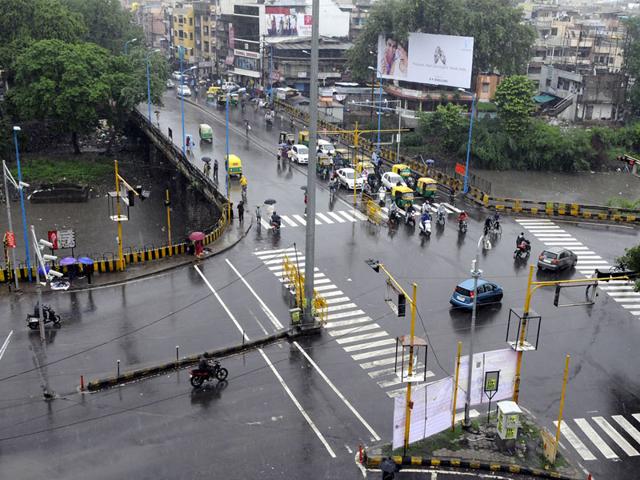Intermittent spells of moderate rains lashed Indore on Saturday affecting flow of traffic at some places. (Arun Mondhe/HT)