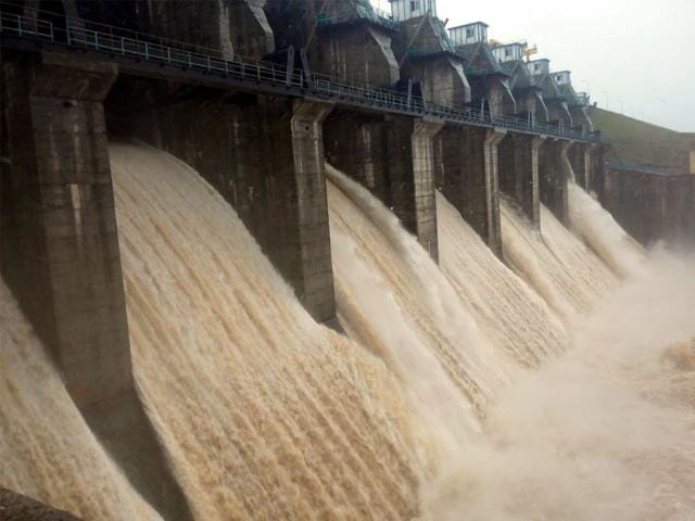 Police-put-barricades-after-the-surging-water-of-the-Chillar-river-in-Shajapur-inundated-the-over-bridge-on-Wednesday-HT-photo