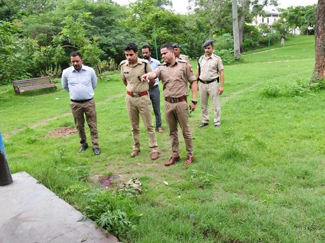 Policemen at the crime spot on the PGIMER premises in Chandigarh on Saturday. Policemen at the crime spot on the PGIMER premises in Chandigarh on Saturday.