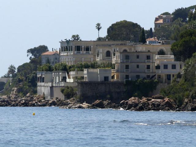 A picture of the villa of Saudi king in Vallauris Golfe-Juan, southeastern France, on July 26, 2015. King Salman of Saudi Arabia arrived in France for a Riviera holiday, with the closure of the beach in front of his villa incensing local residents. (AFP Photo) A picture of the villa of Saudi king in Vallauris Golfe-Juan, southeastern France, on July 26, 2015. King Salman of Saudi Arabia arrived in France for a Riviera holiday, with the closure of the beach in front of his villa incensing local residents. (AFP Photo)