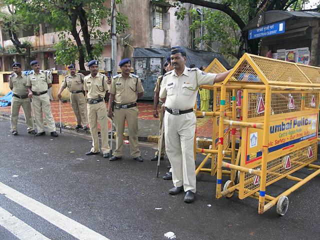 Mumbai police patrolled the roads leading to AL Hussain CHS in Mahim where Yakub Memon's family live. The cops ensured that the burial of the 1993 Mumbai blasts convict went off smoothly. Memon was hanged in Nagpur Central Jail. (HT photo/Vijayanand Gupta)