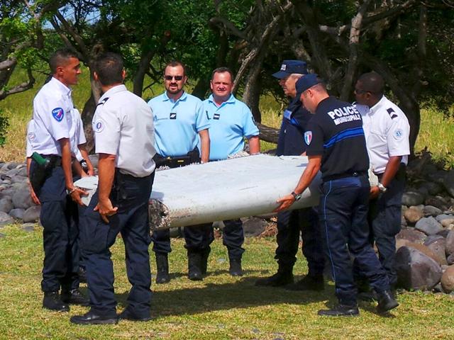 French gendarmes and police carry a large piece of plane debris which was found on the beach in Saint-Andre, on the French Indian Ocean island of La Reunion. (Reuters Photo) French gendarmes and police carry a large piece of plane debris which was found on the beach in Saint-Andre, on the French Indian Ocean island of La Reunion. (Reuters Photo)