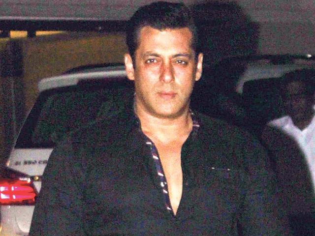 Salman Khan poses for photographers outside sister Arpita's Bandra house. (Shakti Yadav/HT)