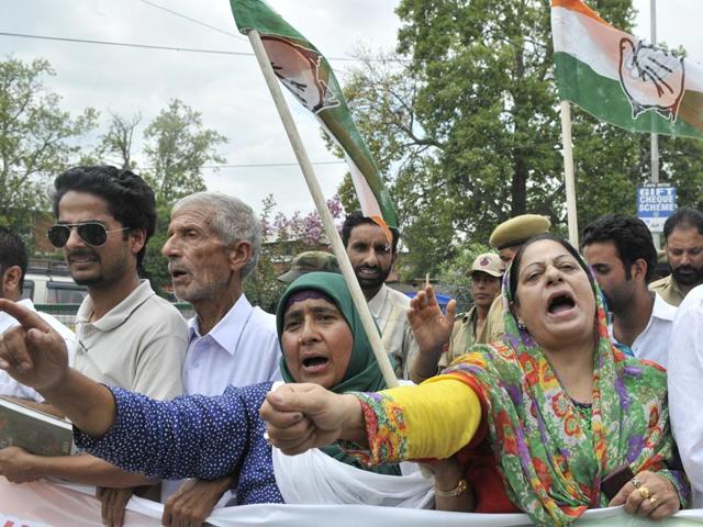 Congress workers shout slogans during a protest march in Srinagar against suspension of party's 25 lawmakers from Parliament.(Waseem Andrabi/HT Photo)
