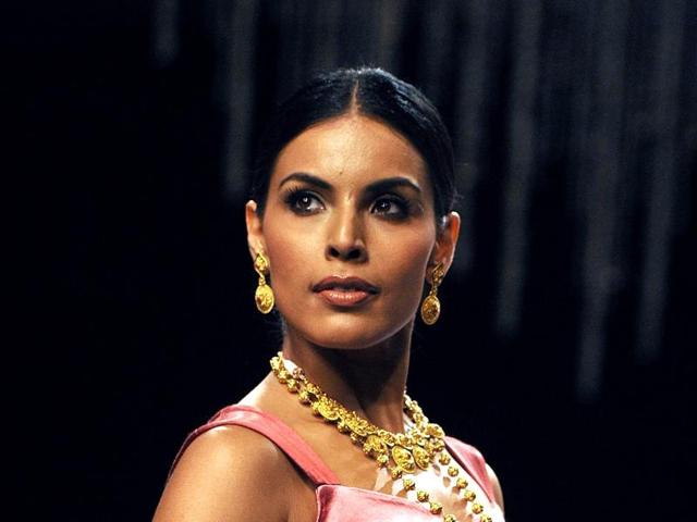 A model showcases a creation during India International Jewellery Week 2015 in Mumbai on August 3, 2015. AFP PHOTO (AFP)