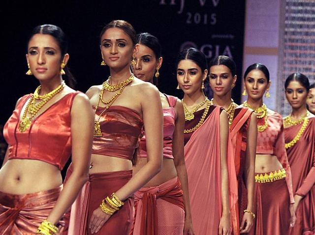 Models showcase creations during India International Jewellery Week 2015 in Mumbai on August 3, 2015. AFP PHOTO (AFP)