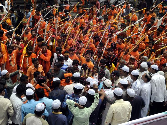 Muslims welcome Baneshwari Kawar Yatra in Indore on Friday. They are carrying Narmada's holy water from Maheshwar on way to Ujjain. (Arun Mondhe/HT)