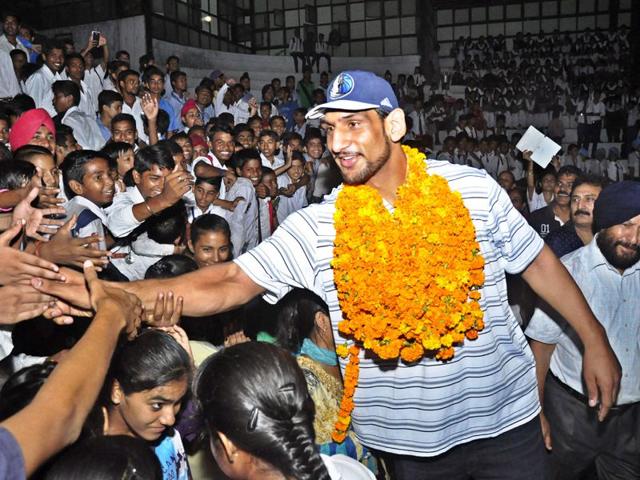 NBA star Satnam Singh Bhamara got a rousing welcome in Ludhiana on Friday. Sikander Singh Chopra/HT NBA star Satnam Singh Bhamara got a rousing welcome in Ludhiana on Friday. Sikander Singh Chopra/HT