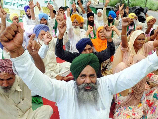 Members of Bharti Kissan Union holding a protest against the Punjab government in Patiala. (Photo by Bharat Bhushan/HT) Members of Bharti Kissan Union holding a protest against the Punjab government in Patiala. (Photo by Bharat Bhushan/HT)