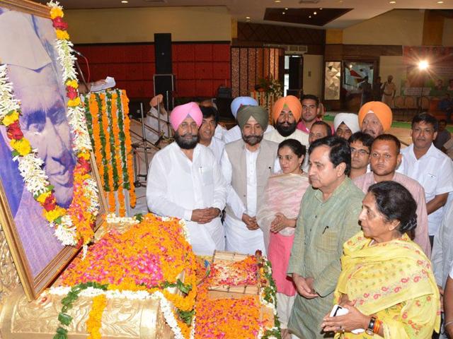 Punjab Pradesh Congress Committee president Partap Singh Bajwa paying tributes to former MP Chowdhary Sunder Singh on his death anniversary in Hoshiarpur on Sunday. (HT Photo)