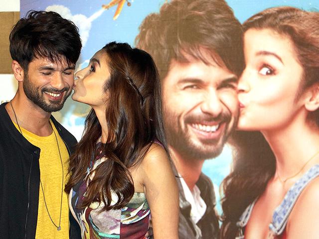 Alia Bhatt plants a kiss on Shahid Kapoor's cheeks during the trailer launch of Shaandaar in Mumbai on August 11, 2015. (AFP Photo)