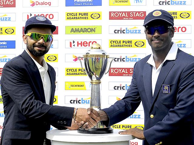 Sri Lankan cricket captain Angelo Mathews, right, and Indian Test captain Virat Kohli shake hands before the start of the first day of the first Test match at the Galle International Cricket Stadium in Galle, on August 12, 2015. (AFP Photo)