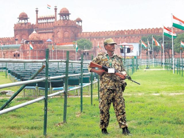 National Security Guards (NSG) commandos have been deployed as part of the unprecedented security blanked thrown around the Red Fort ahead of the Independence Day. (Raj K Raj/ HT Photo)