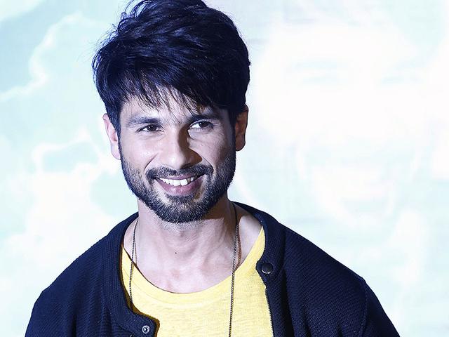 Shahid Kapoor strikes a pose for the shutterbugs during the trailer launch of his movie Shaandaar in Mumbai.(AP Photo/Rajanish Kakade)