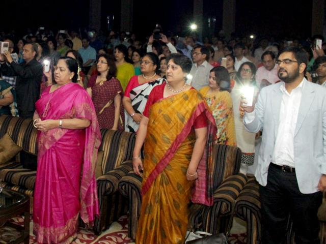 Swayed off their feet by Usha Uthup’s amazing energy and stage presence belying her age, most of the educators tapped their feet, clapped, and sang their heart out with her. (Photo/ HT PACE)