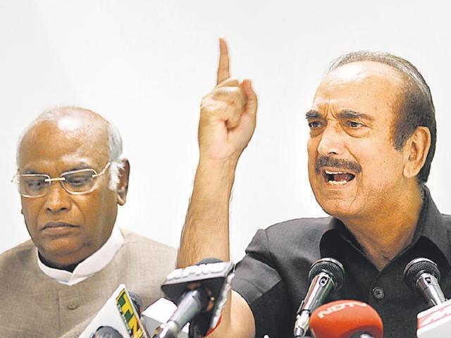 Ghulam Nabi Azad (R) with Mallikarjun Kharge (L) at a press conference. (Virendra Singh Gosain /HT Photo)