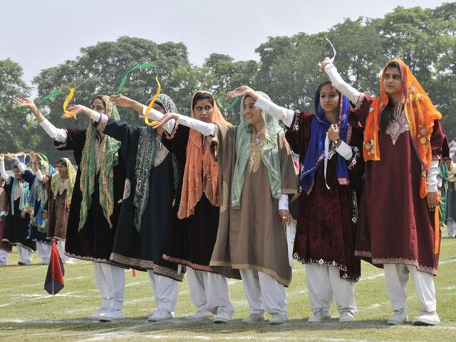 Rehearsal parade underway at Bakshi stadium, the main venue for Independence Day celebrations in Srinagar.(Waseem Andrabi/HT)