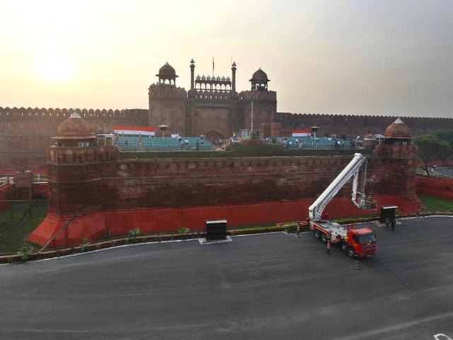 Ahead of India's 69th Independence Day, Red Fort wears tricolours as a full dress rehearsal takes place where the Prime Minister hoists the national flag. (HT Photo/Raj K Raj)