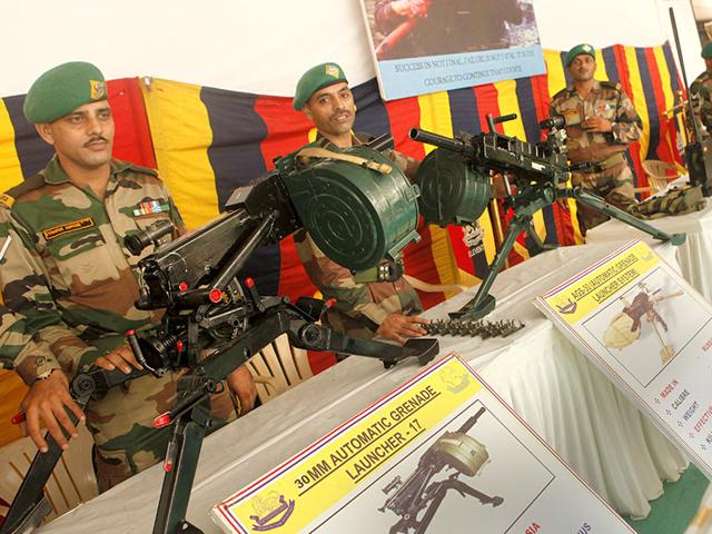 Students look at defence equipments intently at an exhibition of organised by the Indian Army, at Ghatkopar on Independence Day. (Arijit Sen/HT photo)